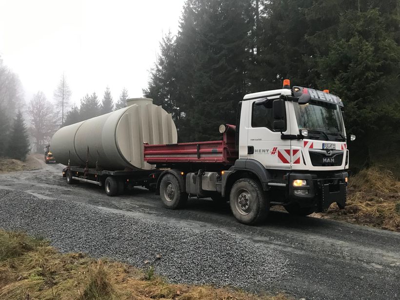 HENT Tieflader mit Tanktransport im Wald